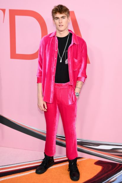 Model Presley Walker Gerber, the 19-year-old son of Cindy Crawford, arrived in a eye-catching pink outfit. 