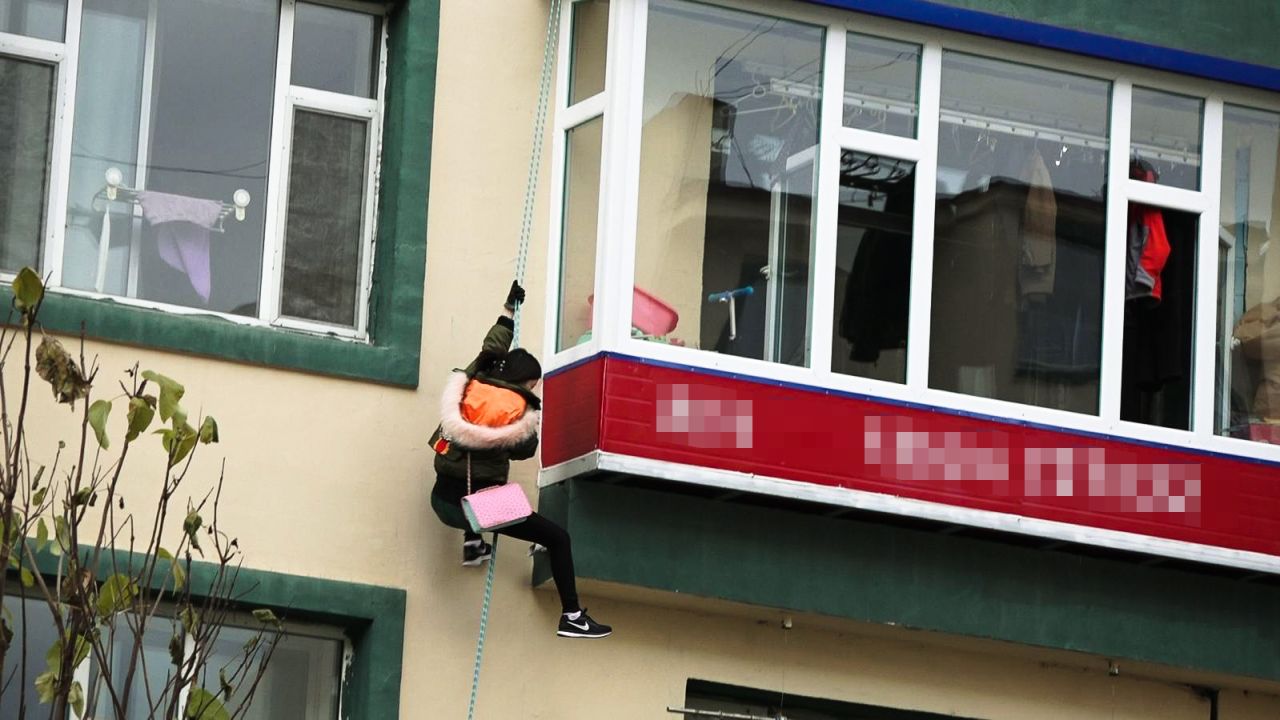 Lee Yumi and Kwang Ha-Yoon escaping from the cybersex chatroom where they were held captive. They used a rope to reach the ground from the fourth floor.
