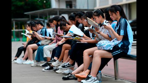 Chinese students review their textbooks before sitting the college entrance exam in Nanning city, in southern China, on June 7, 2019. 