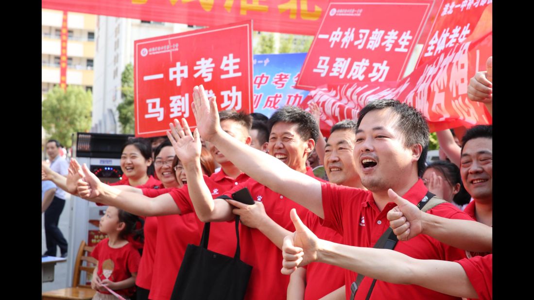 Parents cheer on their children who are sitting their college entrance exam in Huaibei city, Anhui province, on June 7, 2019.