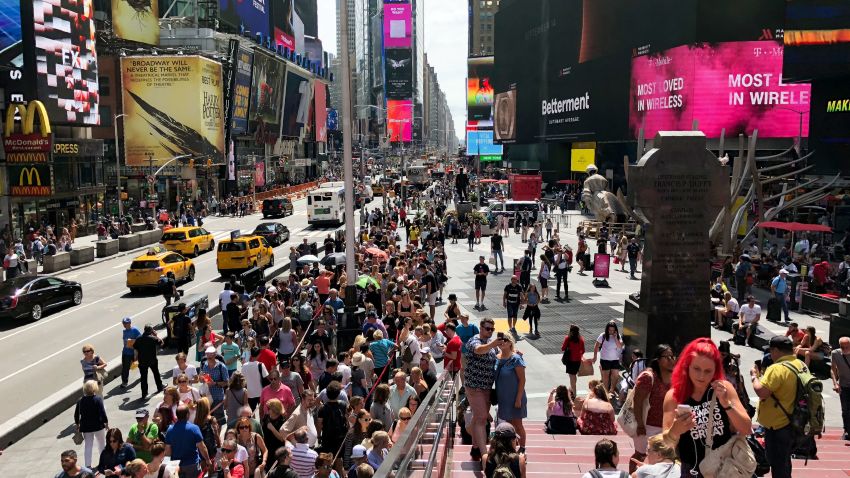 Crowds enjoy a sunny day in New Yorks Times Square, August 21, 2018. (Photo by Daniel SLIM / AFP)        (Photo credit should read DANIEL SLIM/AFP/Getty Images)