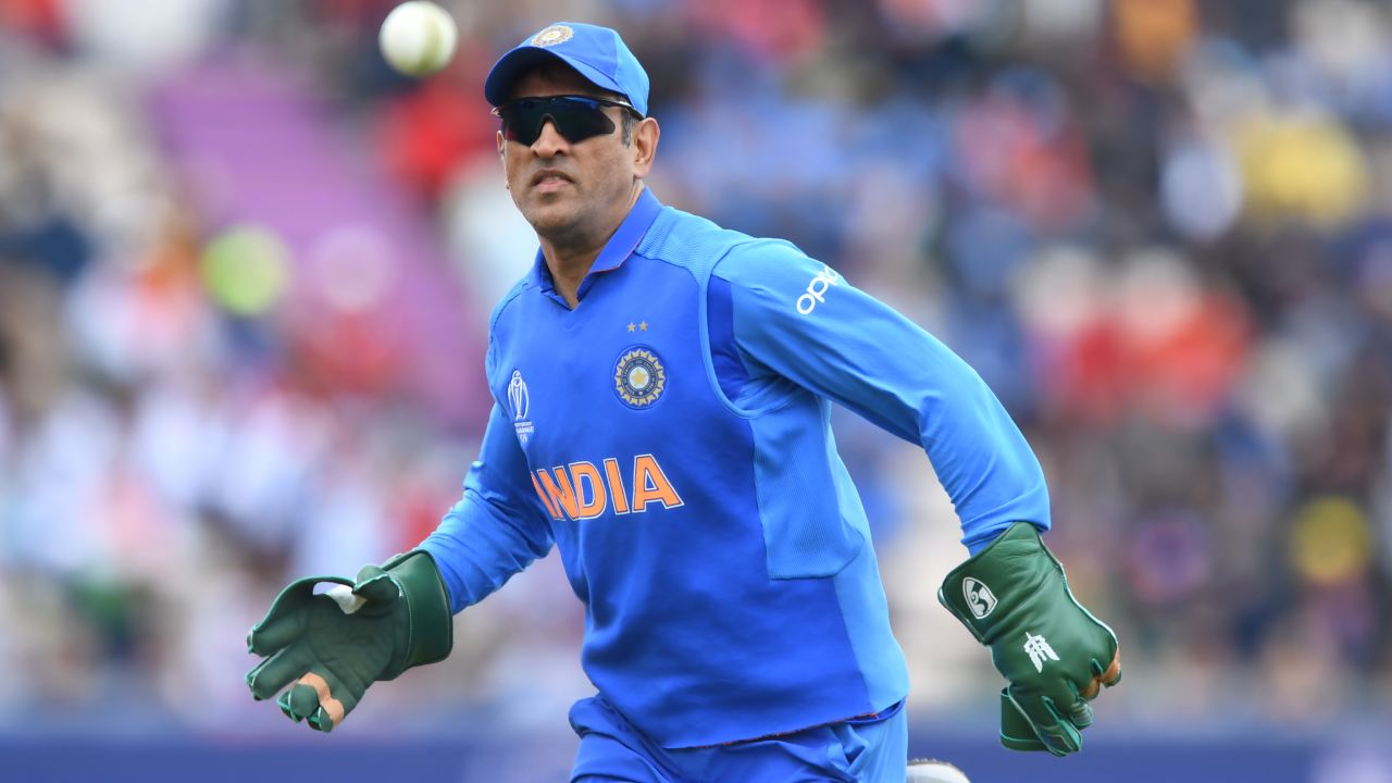 MS Dhoni asked to remove military insignia from wicketkeeping gloves | CNN