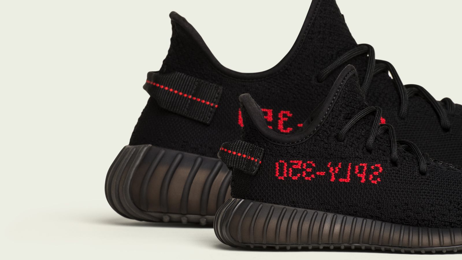 Maak leven Overeenkomend Editor Adidas Yeezy Boost 350 V2: Shoppers line up for new Kanye West sneaker | CNN