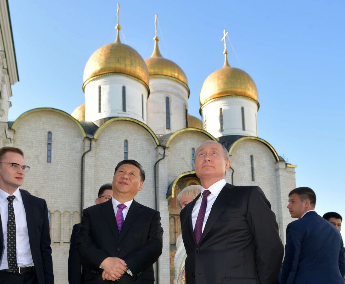 Russian President Vladimir Putin and his Chinese counterpart Xi Jinping tour the Kremlin following their talks, Moscow, June 5.