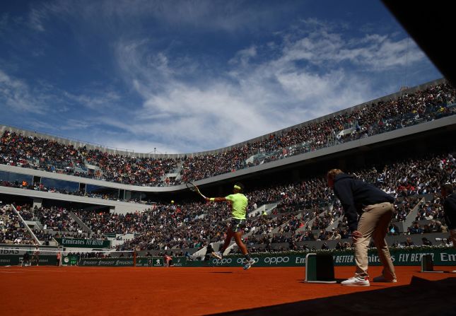 Despite the heavy breeze and cool temperatures, a packed house turned up on Philippe Chatrier to watch the champions who have combined for 37 majors. 