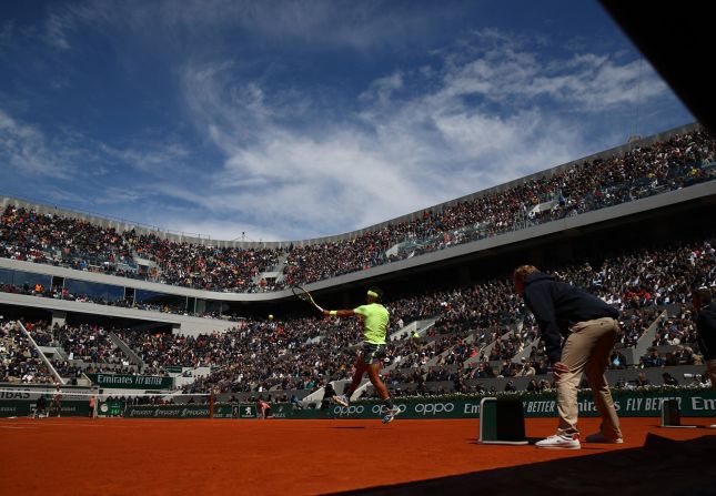 Despite the heavy breeze and cool temperatures, a packed house turned up on Philippe Chatrier to watch the champions who have combined for 37 majors.