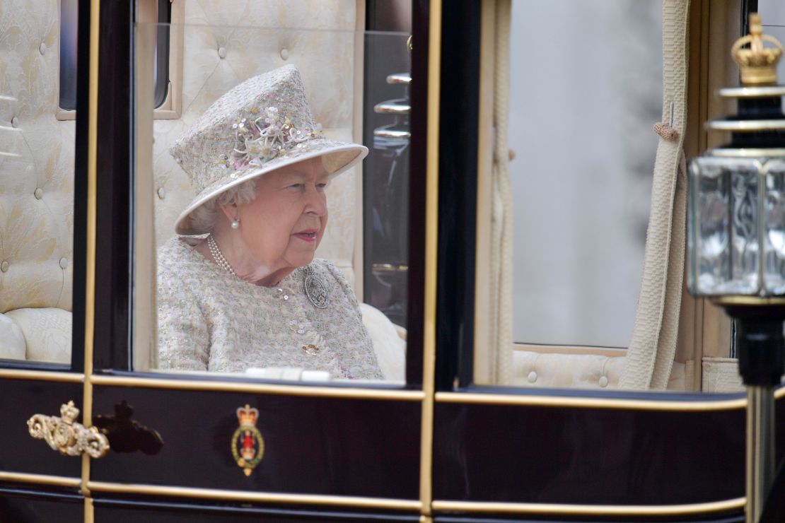 The Queen traveled down the Mall in a carriage. 