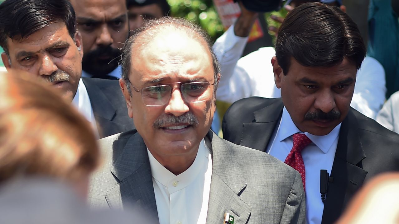 Former Pakistani President and the co-chairperson of Pakistan People's Party (PPP) Asif Ali Zardari (2L) arrives for his bail appeal at Islamabad High Court on June 10, 2019. - The Islamabad High Court has rejected an application seeking extension in the pre-arrest bails of PPP co-chairman Asif Ali Zardari and his sister Faryal Talpur in the fake accounts case. (Photo by FAROOQ NAEEM / AFP)        (Photo credit should read FAROOQ NAEEM/AFP/Getty Images)