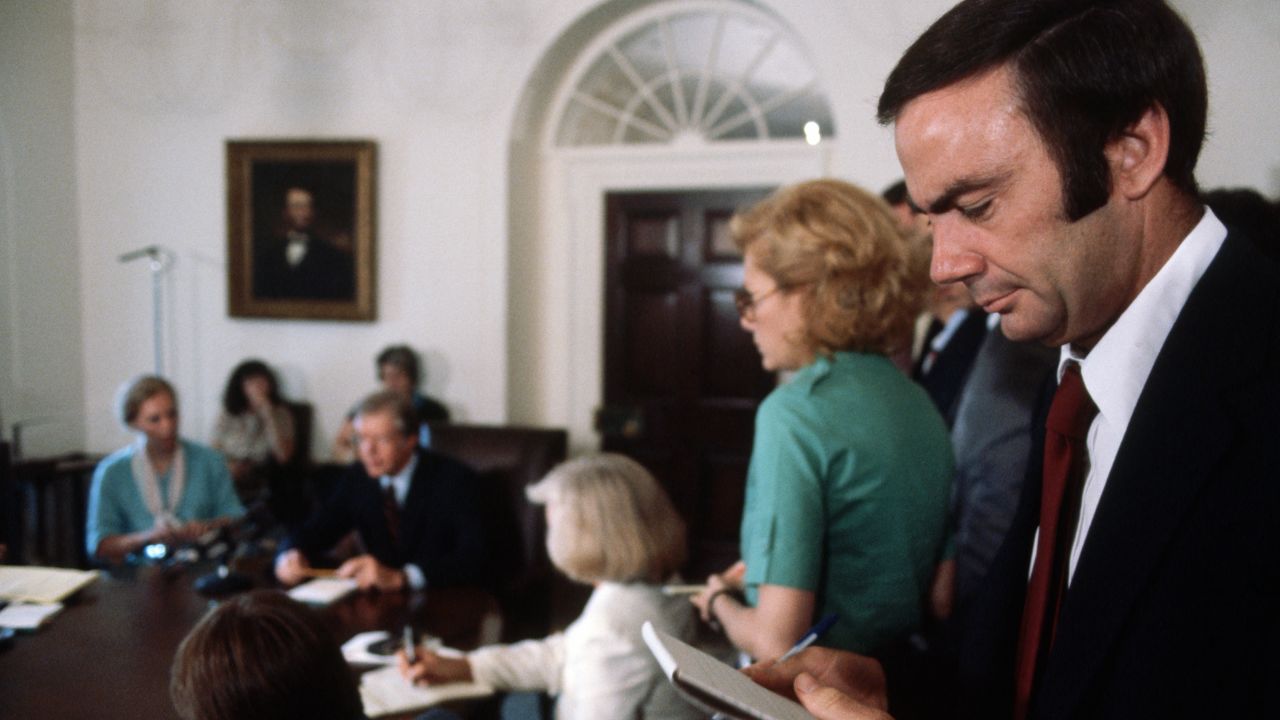 Sam Donaldson takes notes at a briefing by President Jimmy Carter.