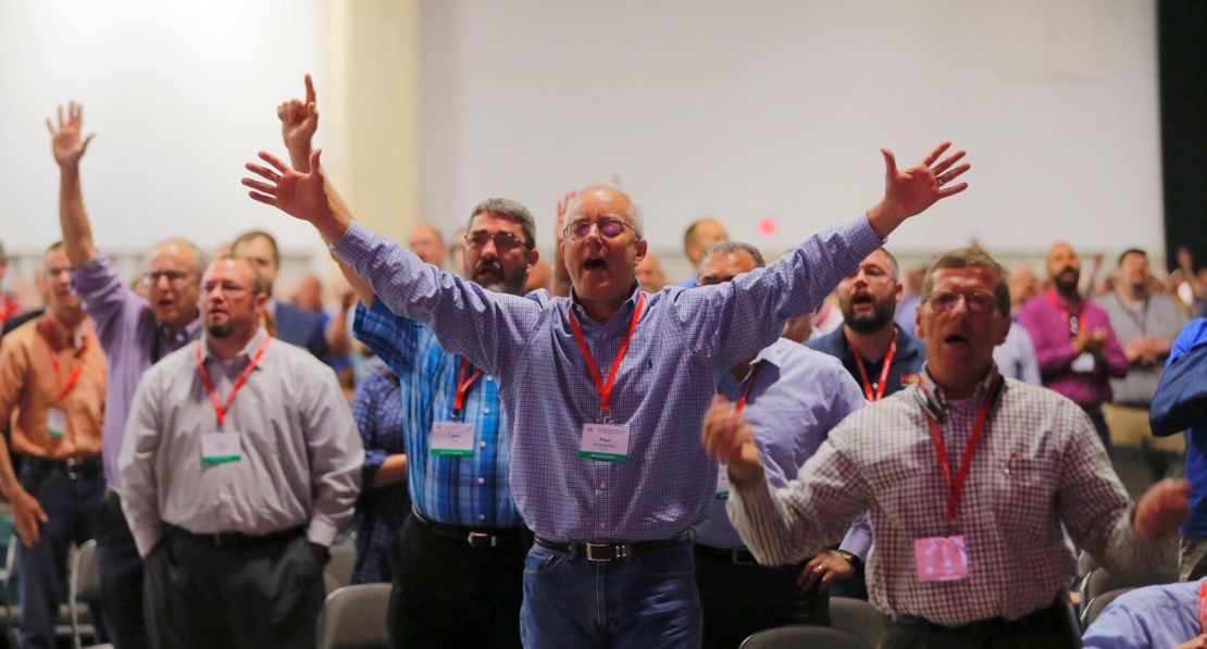 Messengers worship at the 2018 annual meeting of the Southern Baptist Convention in Dallas. 