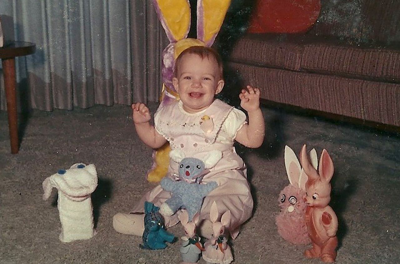 Klobuchar was born in Plymouth, Minnesota, in 1960. Her mother, Rose, was a teacher, and her father, Jim, was a columnist for the Star Tribune, Minnesota's largest newspaper.