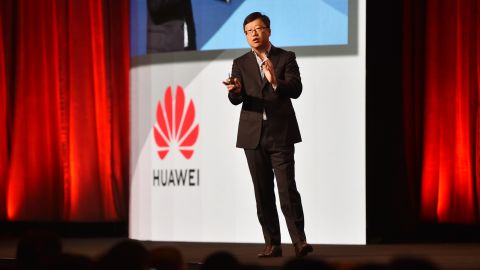 Huawei was on track to overtake Samsung as the world's top smartphone seller by the end of this year, senior executive Shao Yang said.