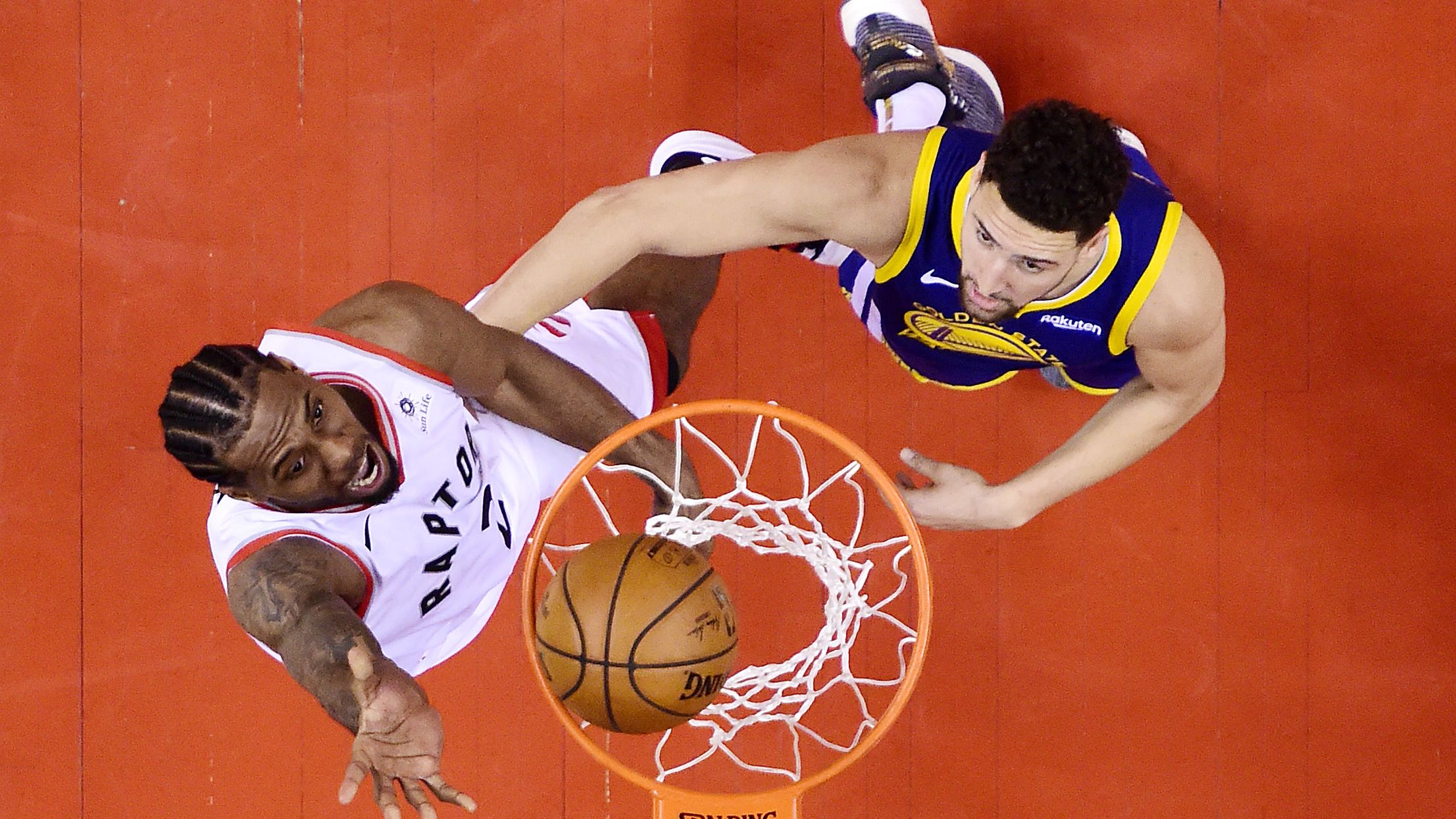 Kawhi Leonard #2 of the Toronto Raptors attempts a shot against Klay Thompson #11 of the Golden State Warriors 