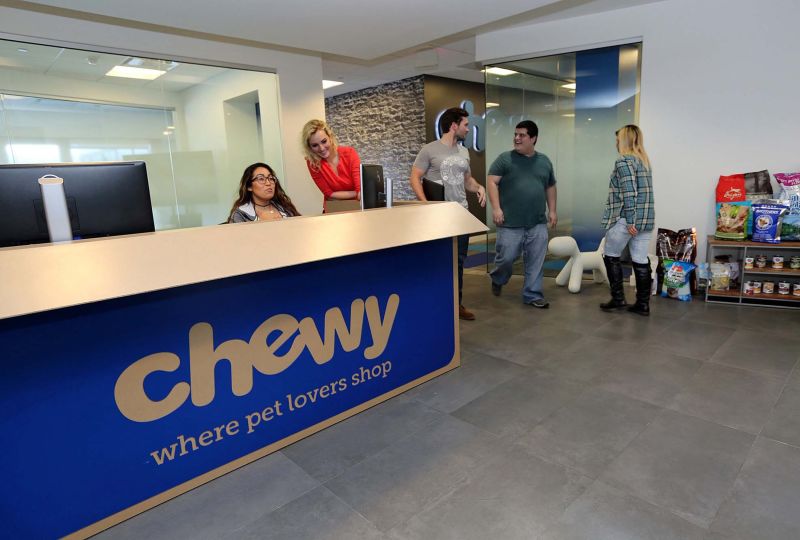 Pet supplies retailer Chewy raises 1 billion in IPO CNN Business