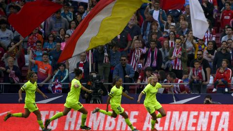 Barcelona FC's forward Toni Duggan (R) celebrates her goal against Atletico Madrid.