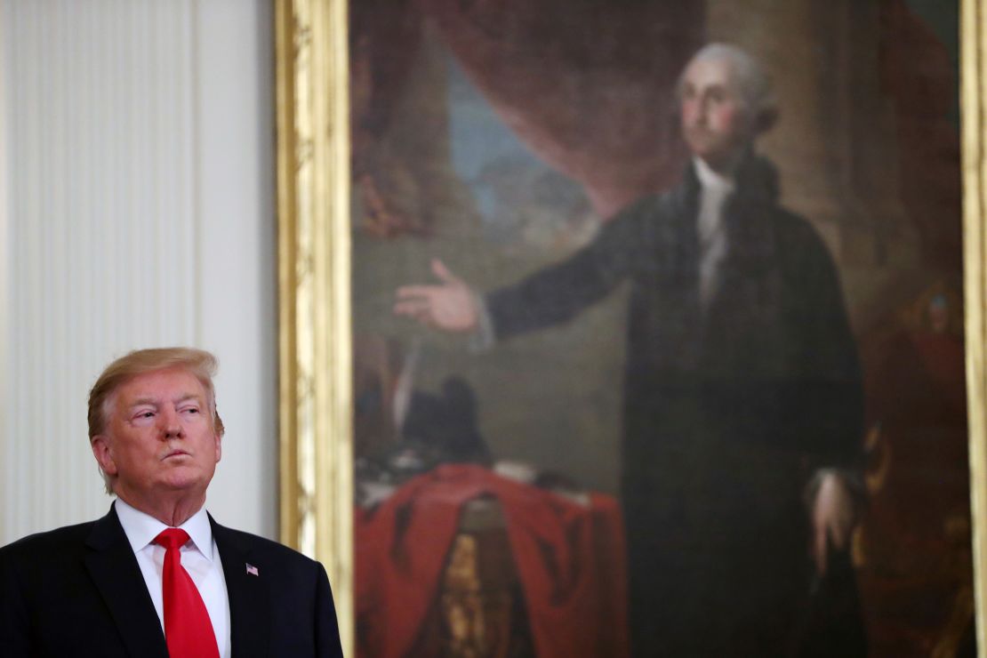 O presidente Donald Trump está perto de um retrato de George Washington em um evento do Wounded Warrior Project Soldier Ride na Sala Leste da Casa Branca, quinta-feira, 18 de abril de 2019, em Washington. 