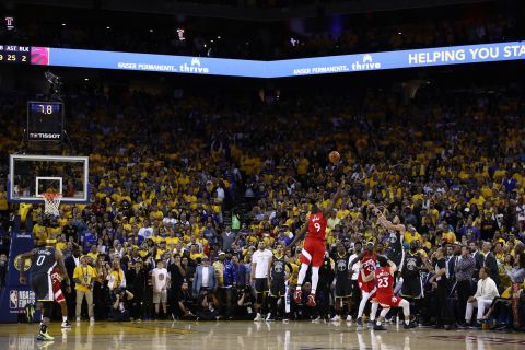 Curry misses a 3-pointer in the game's final seconds.