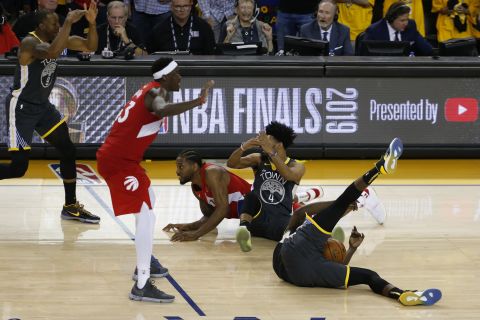 The scramble, after a Stephen Curry missed 3-pointer, led to a timeout called by Golden State's Draymond Green with less than a second to play. The Warriors had no timeouts remaining, however, so they received a technical foul instead. 