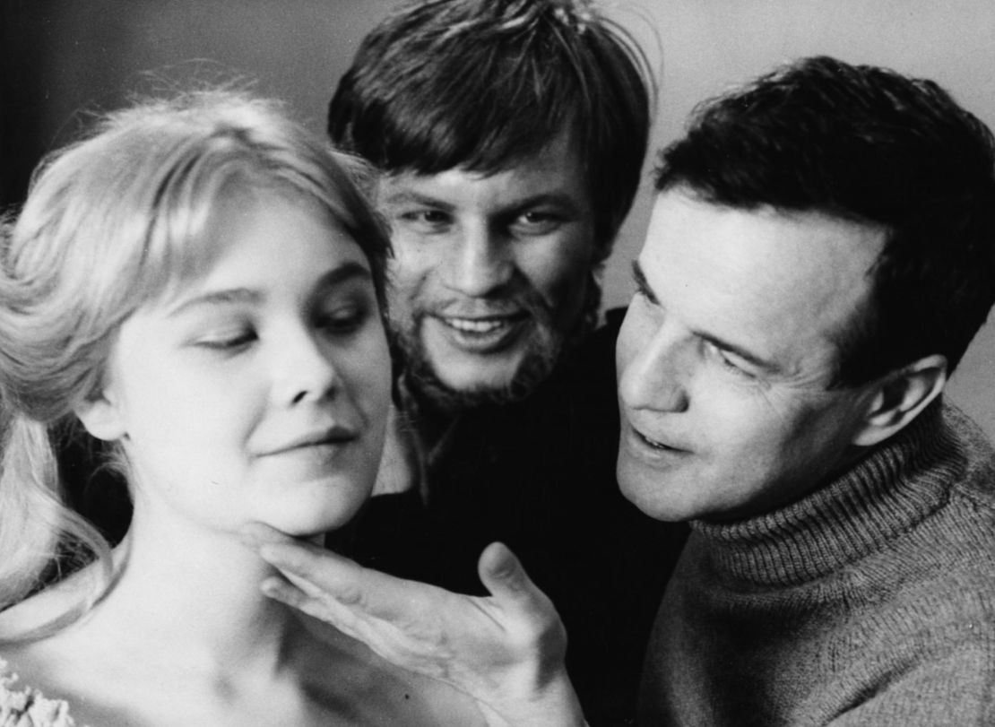 Director Franco Zeffirelli (centre) rehearsing with actors Natasha Pyne and Michael York for the film 'The Taming of the Shrew', 1967. (Photo by Keystone/Hulton Archive/Getty Images)
