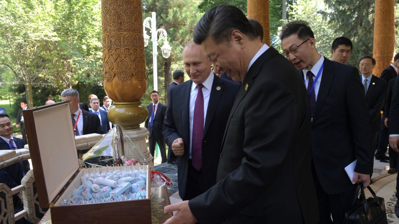 Vladimir Putin gives Xi Jinping ice cream for his 66th birthday 