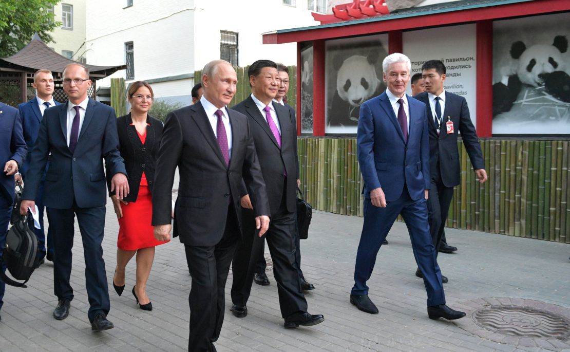 Vladimir Putin and Xi Jinping visiting Mosow Zoo 
