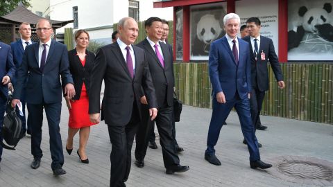 Vladimir Putin and Xi Jinping visiting Mosow Zoo 