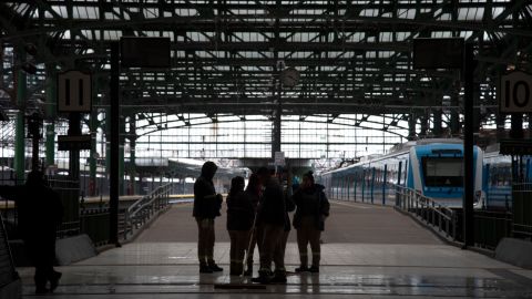The blackout left rail stations, like this one in the Buenos Aires barrio of Constitución, in the dark.
