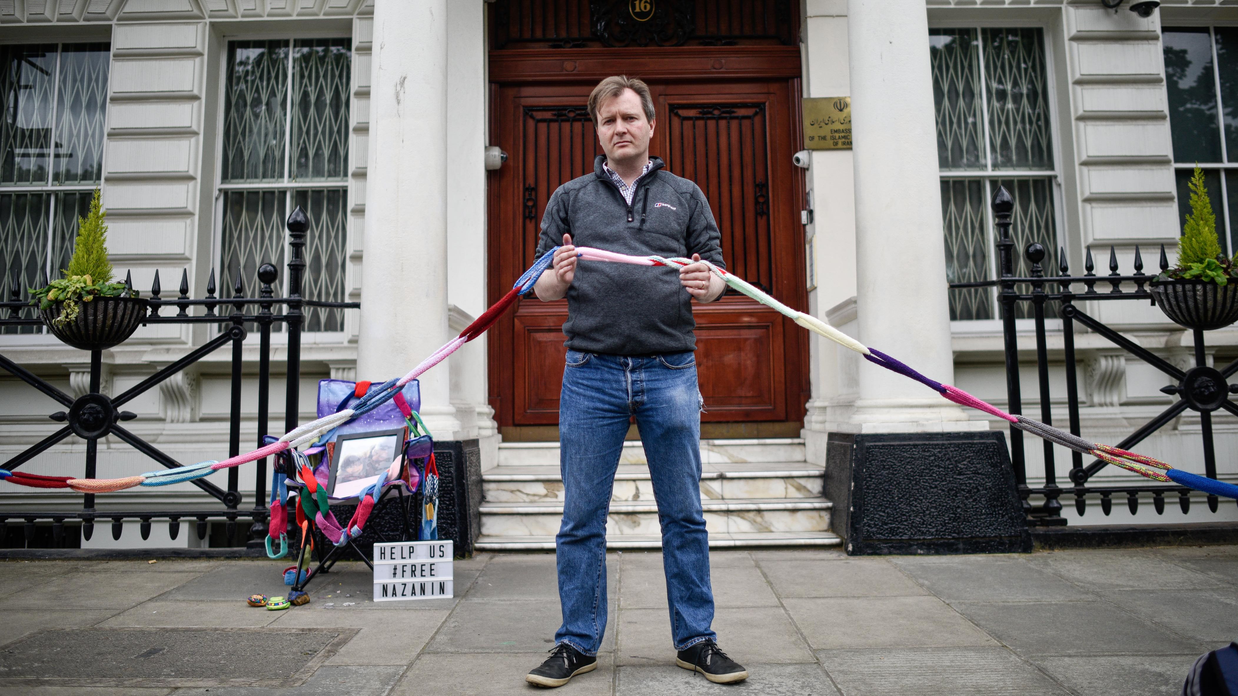 Richard Ratcliffe has begun a hunger strike outside the Iranian embassy in London in solidarity with his wife, Nazanin Zaghari-Ratcliffe.