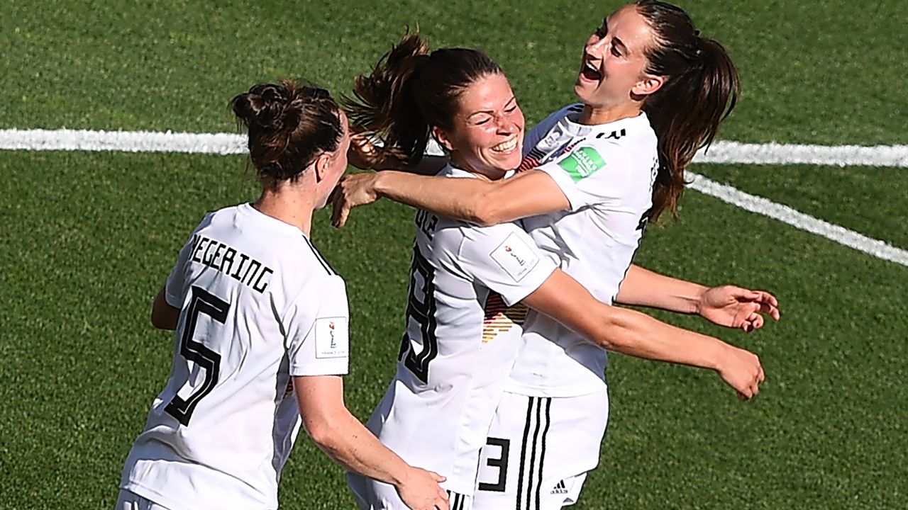 Melanie Leupolz (center) celebrates her goal in Marseille