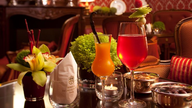 <strong>Cozy bar: </strong>The Jardin d'Hiver bar is a great spot for guests to socialize, and also offers afternoon tea.