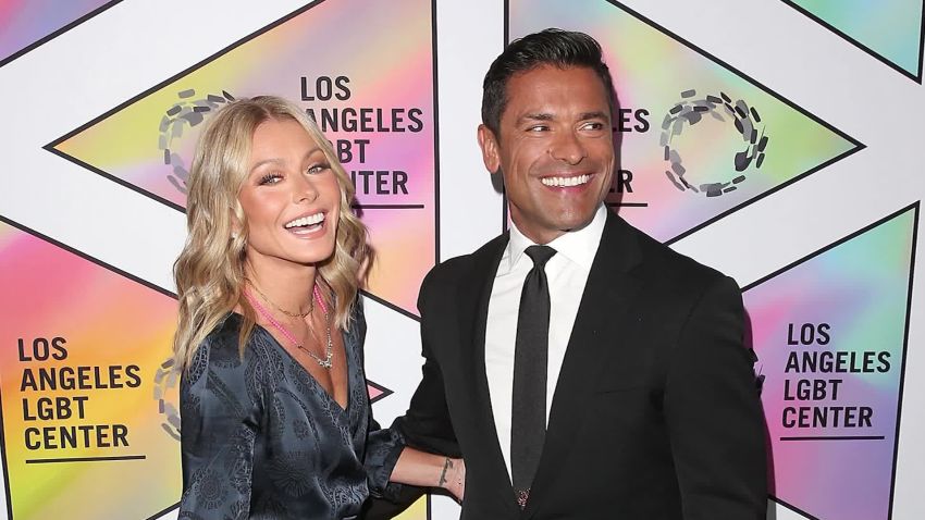 kelly ripa mark consuelos daughter walks in during act orig cl_00003503