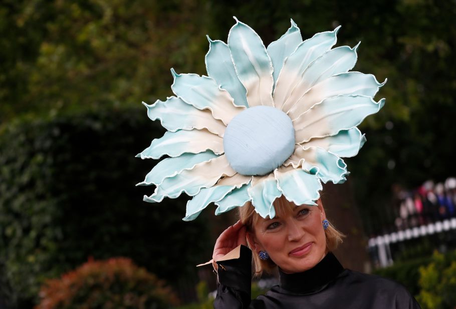 Fashion designer Lacry Puravu opted for a blooming headpiece. 