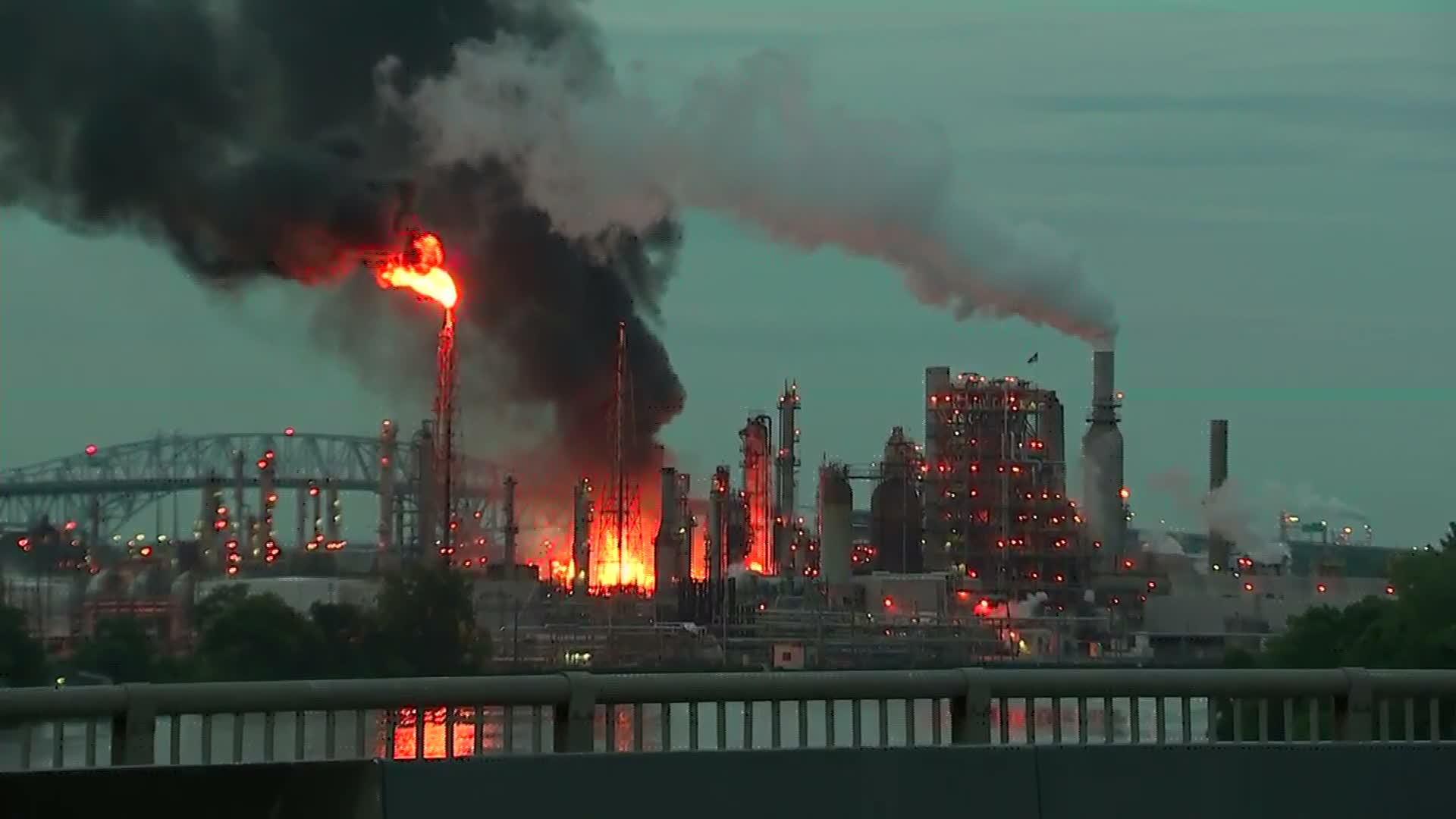 Philadelphia refinery fire: Explosion heard after blaze breaks out | CNN