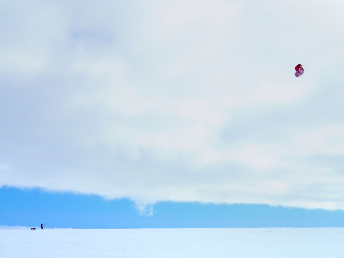 After reaching the South Pole, Davidsson was able to kite ski on the return journey. 