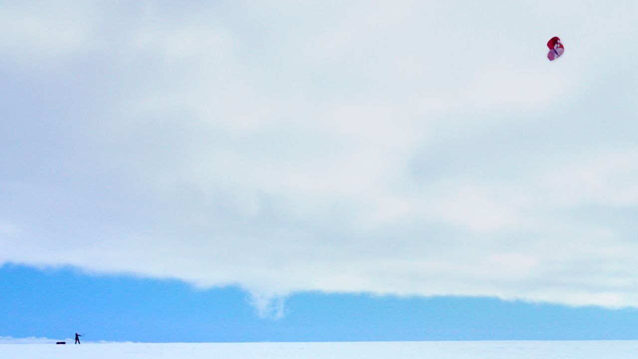 After reaching the South Pole, Davidsson was able to kite ski on the return journey.