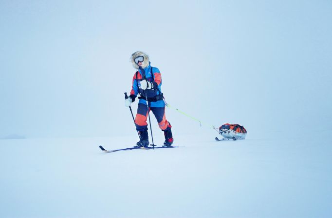 The adventurer carried all her supplies on the 1,130-kilometer journey to the South Pole, dragging a sled that weighed 110 kilograms at the start.<br />