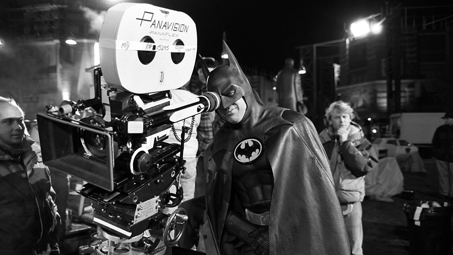 Michael Keaton tries the view from behind the camera, during the filming of 'Batman', 1989.  (Photo by Murray Close/Getty Images)