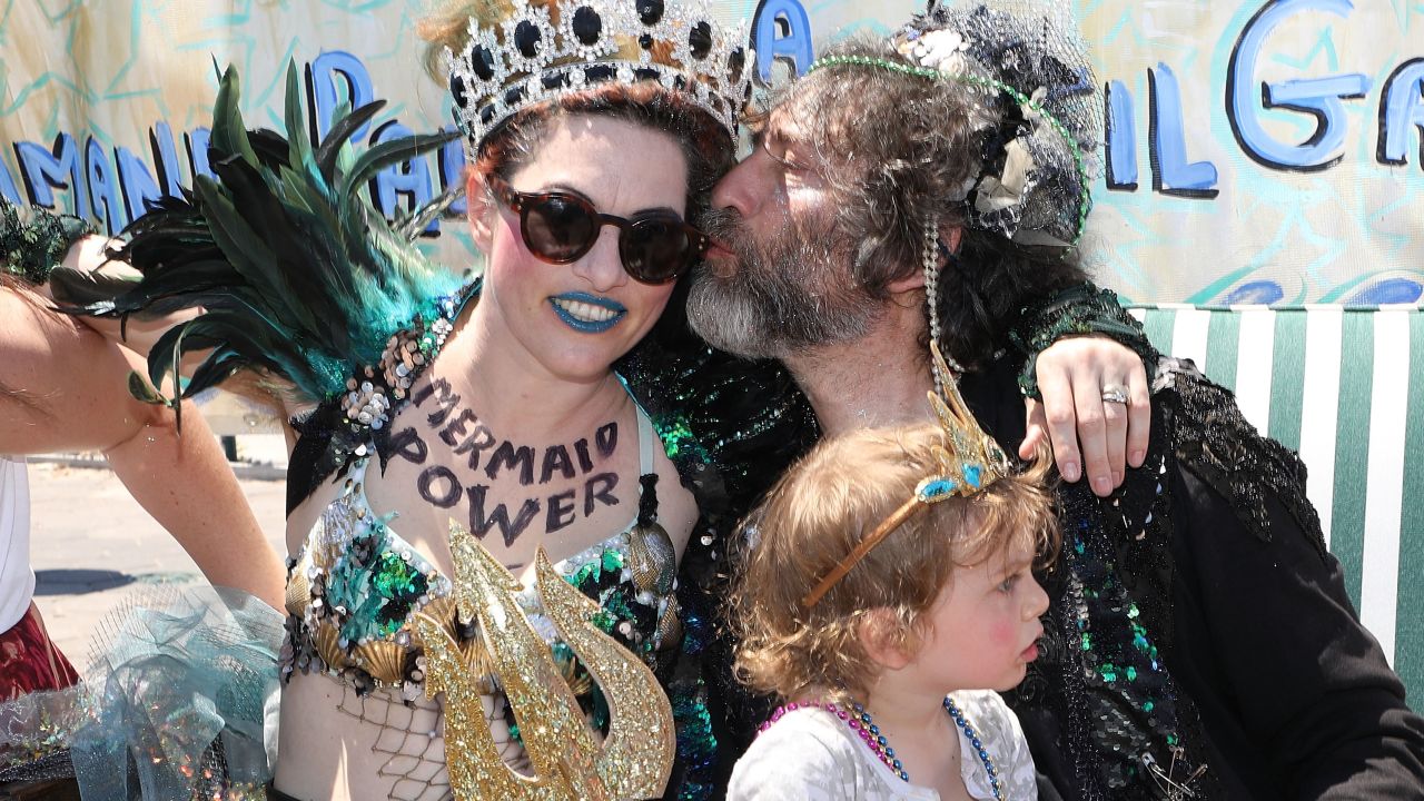 Author Neil Gaiman and his wife, musician Amanda Palmer, enjoy the 2018 parade, where they were appointed king and queen.