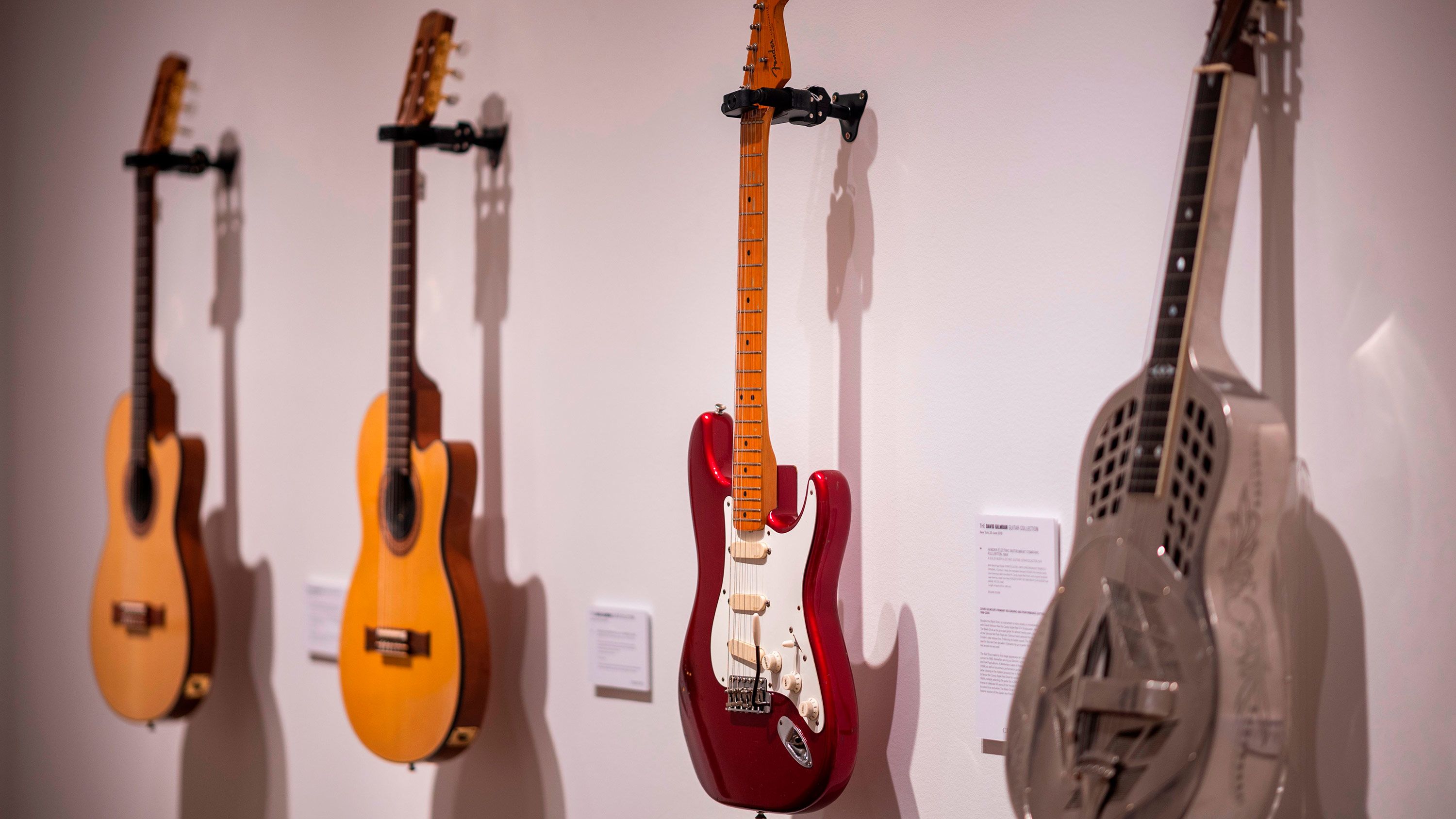 Золотая коллекция гитара. Red Strat David Gilmour. Коллекция гитар. Акустические гитары Гилмора. Гитарная коллекция акустика.