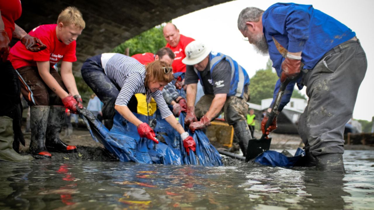 Volunteers with Thames21 cleaning up the river.