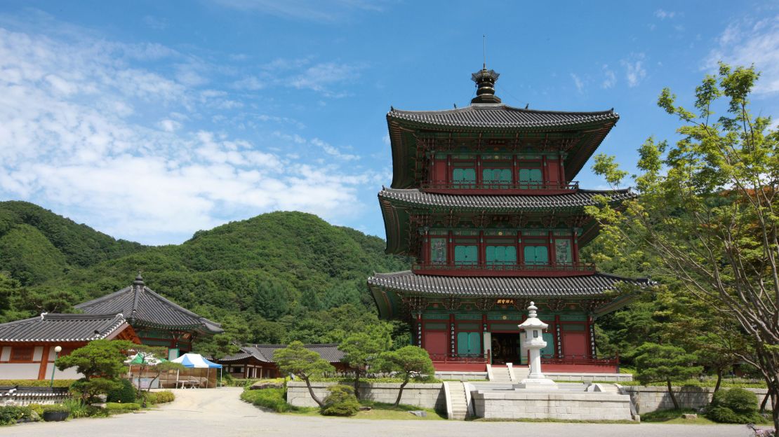 Botapsa Temple is home to the only mountable pagoda in Korea.