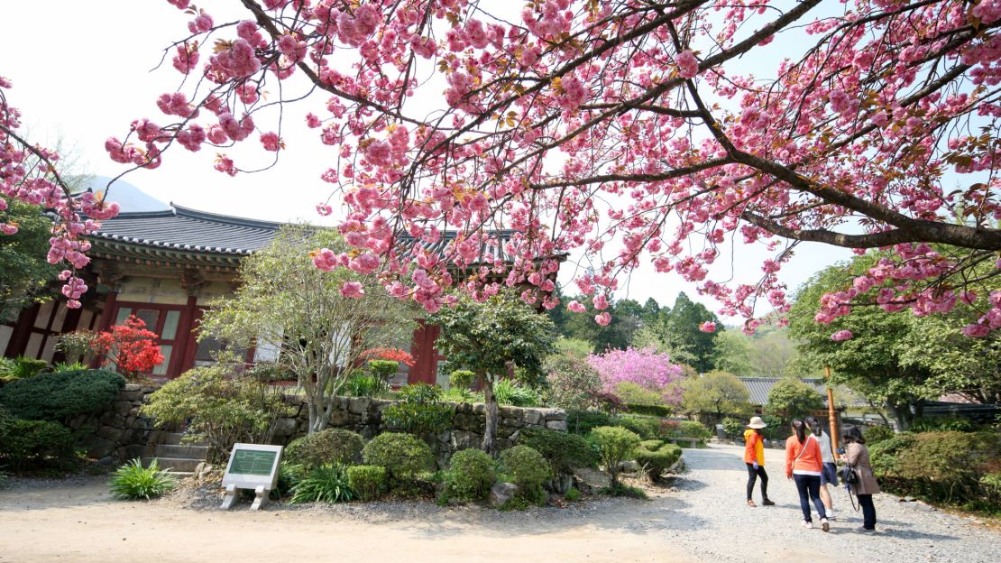 Seonamsa is famous as the birthplace of novelist Jo Jung-rae.