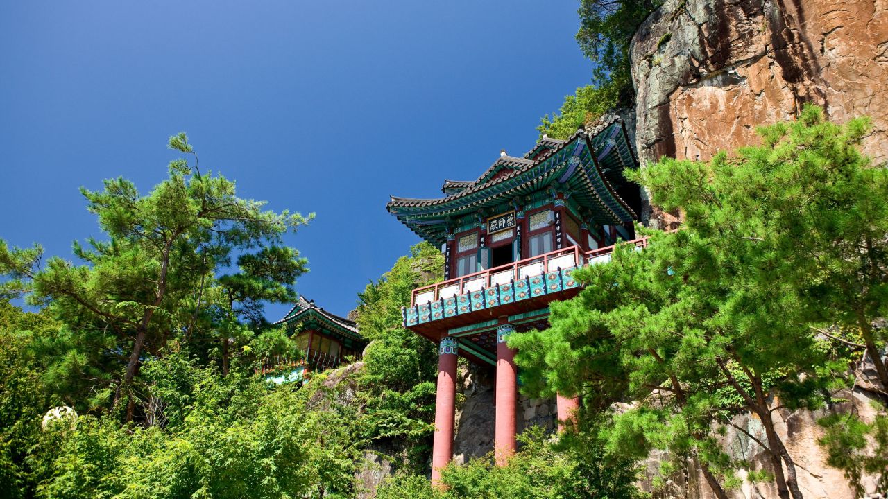 Sasungam Temple offers impressive views of Seonjingang River and Jiri Mountain.