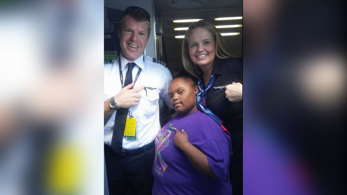 On a flight to her home in South Carolina, Pooser met Captain Matthew Coelyn and Flight Attendant Valarie Butler, who gave her a cockpit tour and wings. 