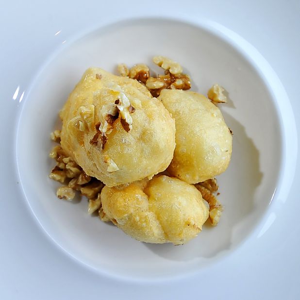<strong>Loukoumades (Λουκουμάδες): </strong>These sweet Greek pastries are essentially fried dough balls bathed in honey and seasoned with cinnamon powder.