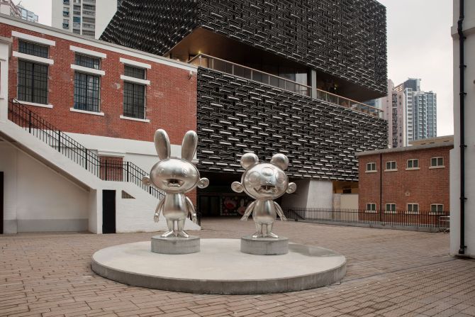 Two large scale sculptures called "Kaikai" (2019) and "Kiki" (2019) greet visitors outside the gallery.