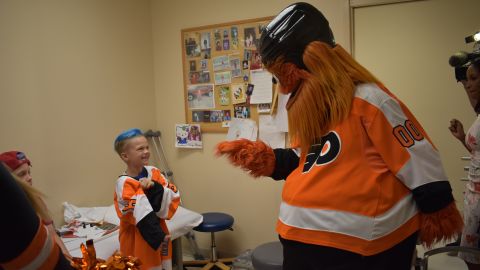 Gritty heard that Philadelphia native Caiden O'Rourke wanted a new prosthetic leg with the mascot's face on it, so he delivered it himself. 