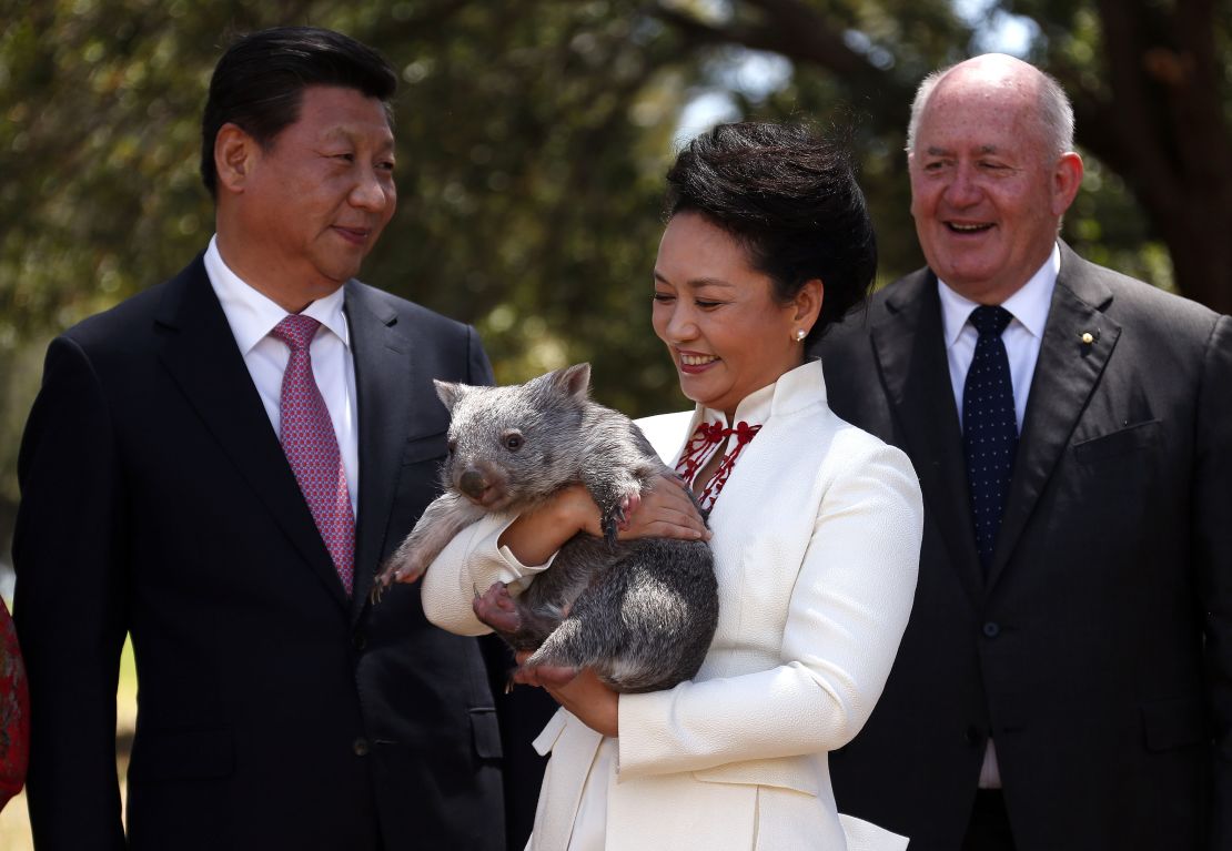 Australian Governor General Peter Cosgrove (R) stands with President Xi Jinping and his wife Peng Liyuan in Canberra on November 17, 2014.