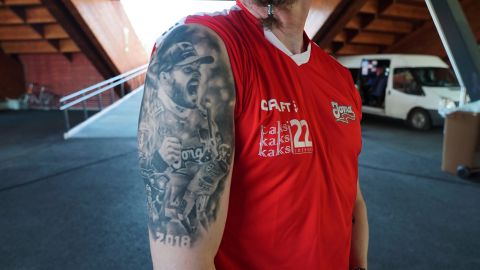 Joensuun Maila superfan Tuomas Kinnunen shows off his tattoo of one of the players.