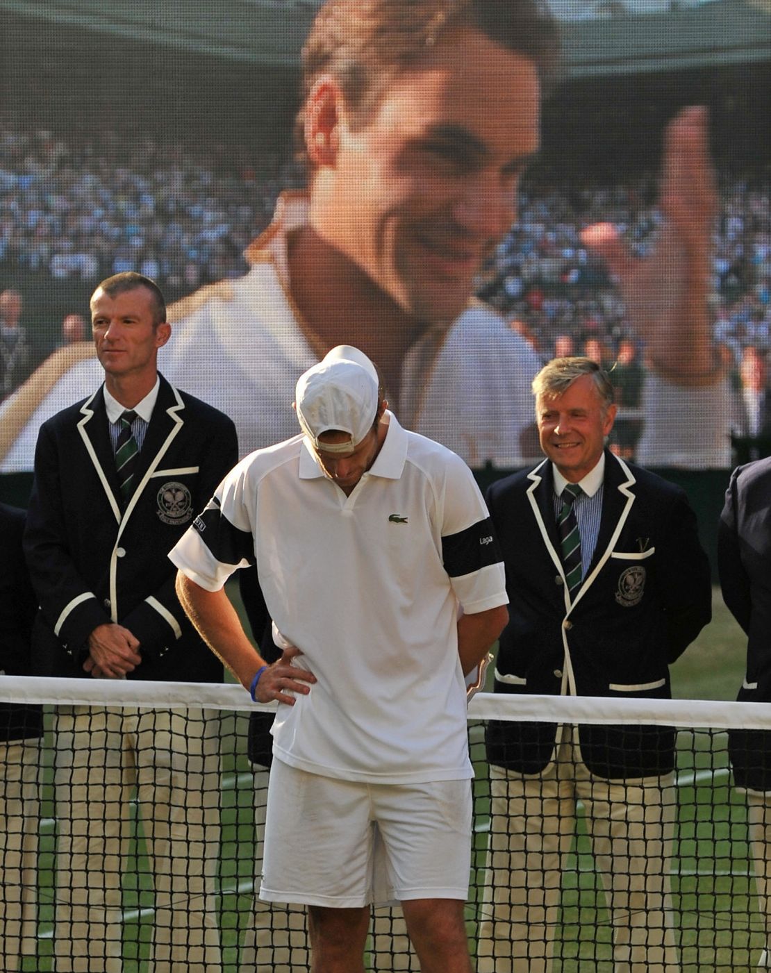 The joy of victory and agony of defeat in the 2009 Wimbledon men's final is summed up by this photo. Roger Federer beat Andy Roddick in five sets. 